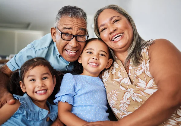 Famiglia Nera Nonni Ritratto Con Bambini Mentre Felici Amore Legame — Foto Stock