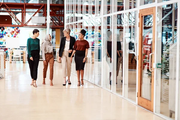 Diverso Dinámico Totalmente Determinado Grupo Mujeres Negocios Caminando Una Junto —  Fotos de Stock