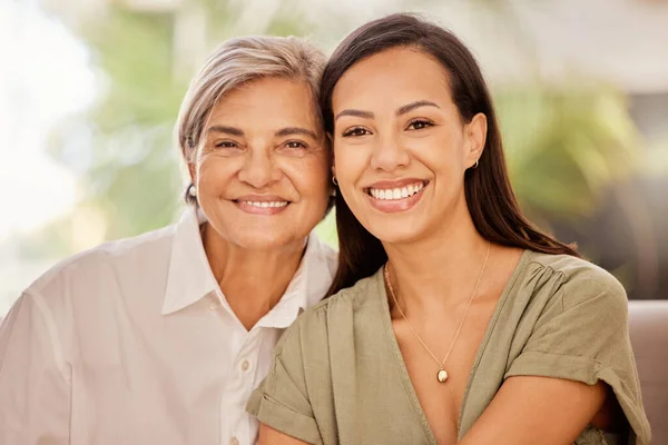 Feliz Mãe Avó Retrato Sorriso Para Família Ligação Dia Mães — Fotografia de Stock