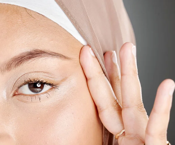 用天然化妆品 化妆品或抗衰老的日常自我护理的伊斯兰妇女的美容美发 皮肤护理和眼睛 皮肤发亮 头戴头巾的穆斯林女孩的健康 面部美感和面部肖像 — 图库照片