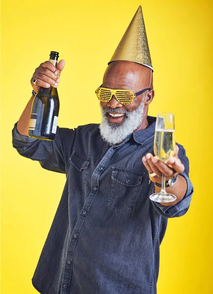 Ven Únete Diversión Retrato Alegre Hombre Mayor Celebrando Bebiendo Champán — Foto de Stock