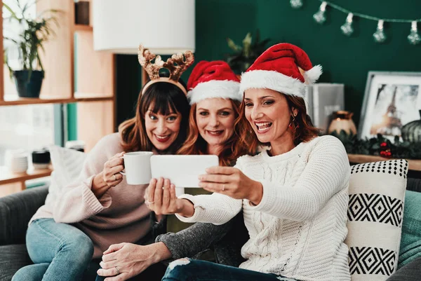 Harika Görünüyoruz Noel Zamanı Evde Cep Telefonuyla Kendi Portresini Çeken — Stok fotoğraf