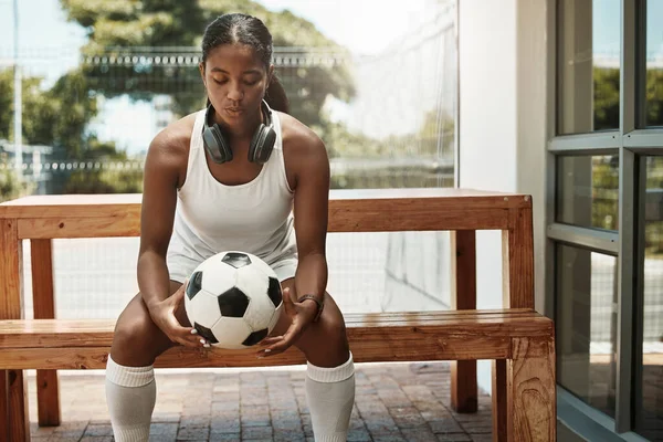 Mulher Jogador Futebol Pensando Gols Jogo Estratégia Jogo Exercício Esportivo — Fotografia de Stock