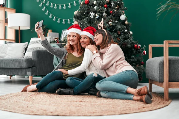 Eine Wunderbare Weihnachtskarte Drei Attraktive Frauen Machen Gemeinsam Weihnachts Selfies — Stockfoto