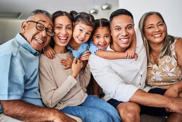 Gran Familia Sonrisa Felicidad Una Madre Padre Hijos Con Abuelos — Foto de Stock