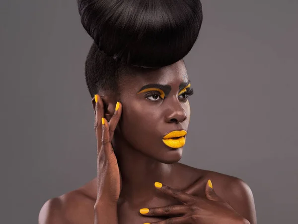 Maquiagem Impressionante Para Uma Mulher Deslumbrante Estúdio Tiro Uma Bela — Fotografia de Stock