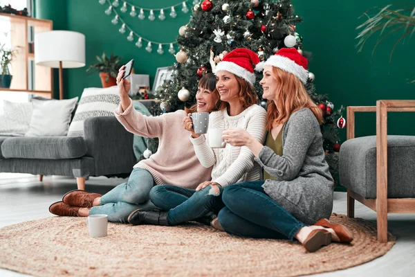 Gebannt Lächelt Drei Attraktive Frauen Machen Gemeinsam Weihnachts Selfies Hause — Stockfoto