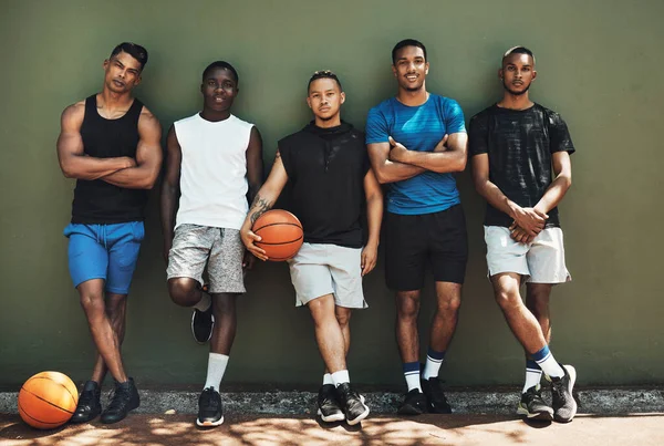 Portret Basketbal Team Sporttraining Voor Een Wedstrijd Een Buitenbaan Trainen — Stockfoto