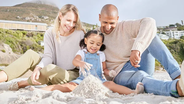 Ευτυχισμένη Παραλία Και Οικογένεια Κάστρο Στην Άμμο Για Καλοκαίρι Ελευθερία — Φωτογραφία Αρχείου