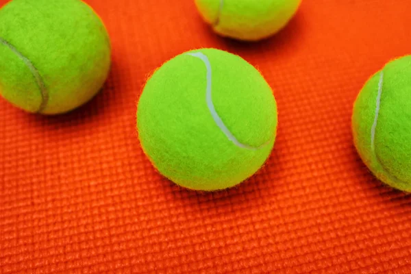 役に立つ準備ができてる オレンジの背景の上に一緒に置かれたテニスボールのグループの閉鎖 — ストック写真