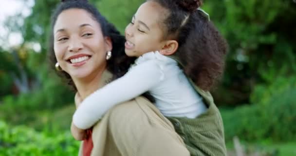 Familia Beso Cuestas Con Una Niña Madre Aire Libre Juntos — Vídeos de Stock