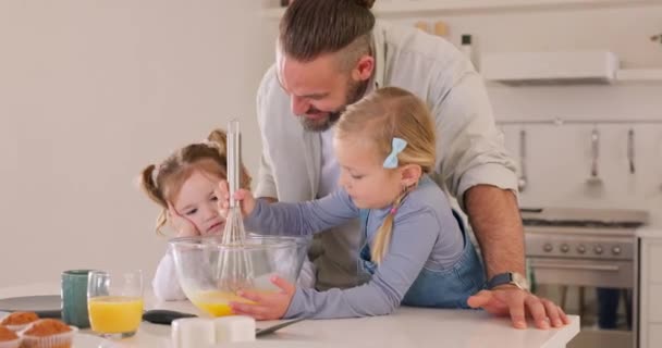成长中 父亲和女孩在厨房里 烘烤和烹调快乐 微笑和学习在家里一起 孩子的成长 父亲和女儿们 有乐趣 有质量的时间或有乐趣 — 图库视频影像