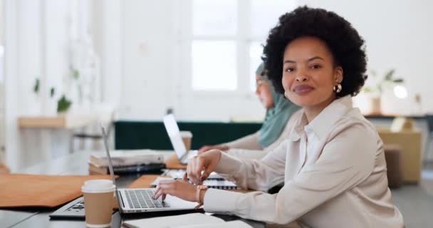 快乐的黑人女性 全球商业和办公室肖像 笔记本电脑以及创业公司的在线计划 非洲女专业工作者 计算机和办公桌的微笑 动力和远见 — 图库视频影像