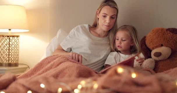 Geschichte Buch Und Vorlesende Mutter Mit Kind Schlafzimmer Für Kindererziehung — Stockvideo