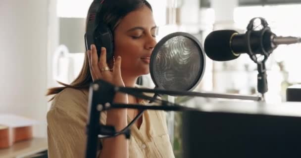 Βραζιλία Τραγουδίστρια Γυναίκα Μικρόφωνο Στο Στούντιο Για Μουσική Τζαζ Παραγωγή — Αρχείο Βίντεο