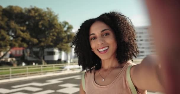 Travel Influencer Talking Woman Live Streaming Social Media Review Miami — Αρχείο Βίντεο