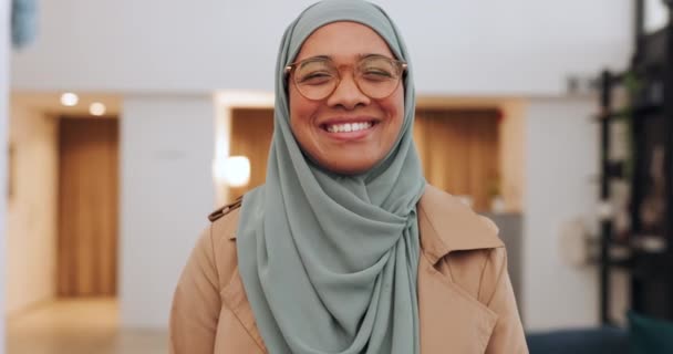 Ευτυχισμένη Μουσουλμάνα Γυναίκα Και Πορτρέτο Χαμόγελο Στην Επιτυχία Για Τις — Αρχείο Βίντεο