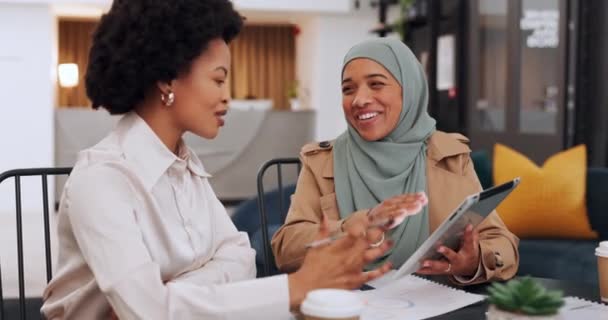 Black Woman Muslim Employee Tablet Communication Teamwork Diversity Marketing Advertising — Stock Video