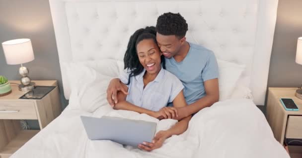 Laptop Cama Pessoas Negras Casal Com Filme Noite Com Lâmpada — Vídeo de Stock