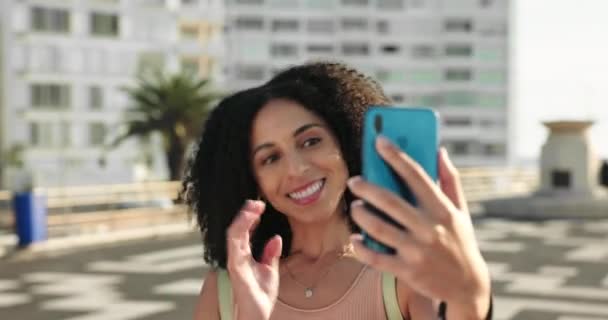 黒人女性 ソーシャルメディアは 接続性とコミュニケーションのための笑顔で街を愛しています 幸せなアフリカ系アメリカ人女性社会会話波で キスや南アフリカのスマートフォン上の署名 — ストック動画