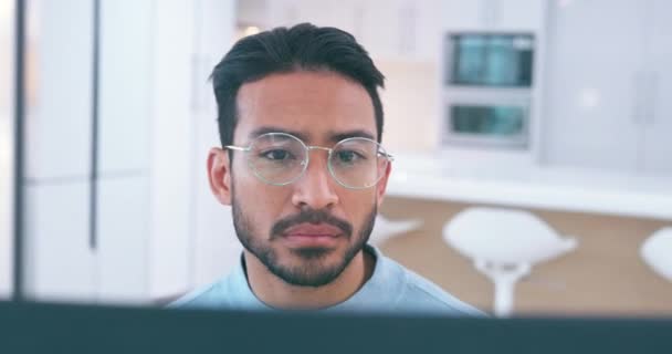 Computador Óculos Homem Negócios Trabalhando Projeto Para Seu Trabalho Remoto — Vídeo de Stock