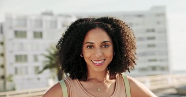 Ritratto Donna Bacio Sorriso Sul Marciapiede Della Città Vacanza Viaggio — Video Stock