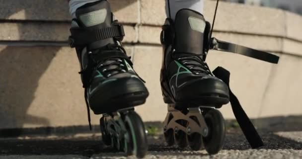 运动女子手打结滑冰鞋 用于探险旅行或户外运动体能训练 穿着内联溜冰鞋进行旅行锻炼的女运动员的健康 花边和腿 — 图库视频影像