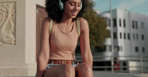Sommer Rollschuh Und Mädchen Mit Kopfhörern Der Stadt Bereit Zum — Stockvideo