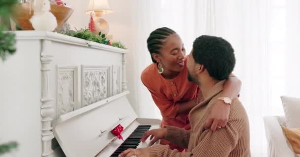 Navidad Música Para Piano Pareja Cantando Canciones Festivas Navideñas Divirtiéndose — Vídeo de stock