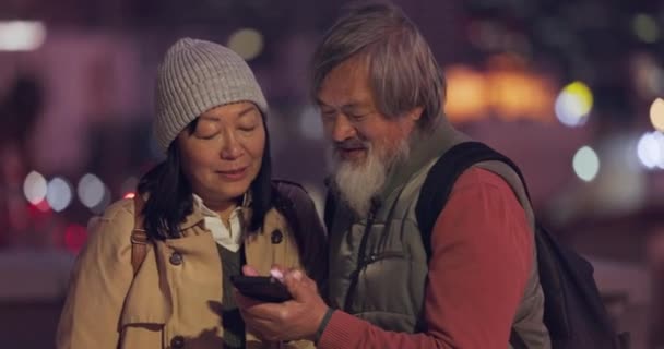 미디어 시가지에 거주하는 서울에 네트워크를 사람들 스마트폰으로 관광객 비디오 온라인 — 비디오