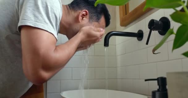 Hombre Lavando Cara Baño Casa Salpicadura Agua Cuidado Del Cuerpo — Vídeo de stock