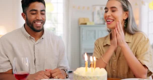 Tort Urodzinowy Para Uroczystość Urodzinowa Szczęśliwą Podekscytowaną Wesołą Kobietą Mężczyzną — Wideo stockowe