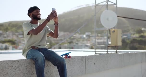 Smartphone Selfie Και Μαύρο Άνδρα Στην Ταράτσα Για Φωτογραφία Cityscape — Αρχείο Βίντεο