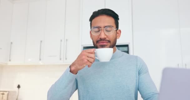 Asyalı Adam Kahve Mutluluk Sıcak Içecek Içecek Çay Içerken Mutfakta — Stok video