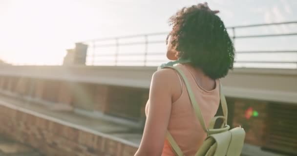 Reisen Freiheit Und Eine Frau Der Stadt Die Einem Sommerabend — Stockvideo