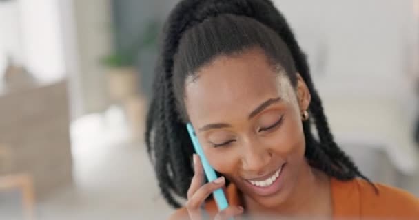 Femme Noire Téléphone Bureau Affaires Parler Conversation Communication Discussion Heureuse — Video
