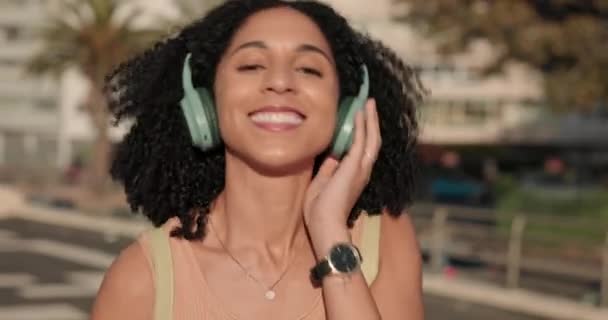 Mulher Negra Fones Ouvido Ouvir Música Cidade Para Dança Feliz — Vídeo de Stock