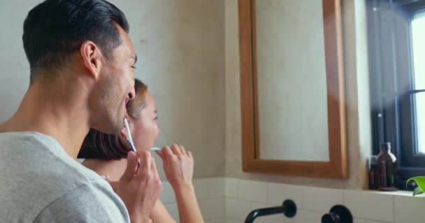 Casal Escovar Dentes Casa Espelho Banheiro Limpeza Dental Cosméticos Orais — Vídeo de Stock