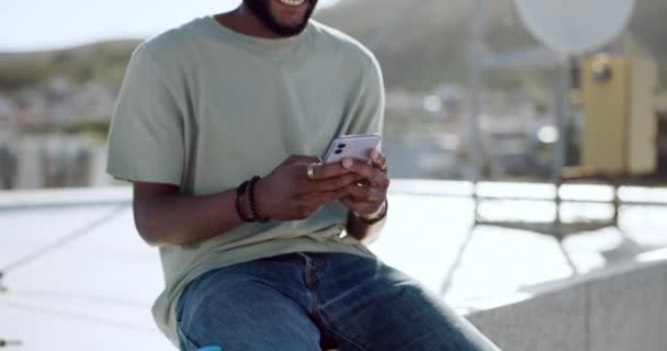Чорний Чоловік Скейтборд Телефон Місті Щасливі Соціальні Медіа Інтернет Браузери — стокове відео