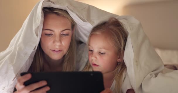 Tablet Matka Dziewczyna Sypialni Koc Fort Nocy Domu Stronie Edukacyjnej — Wideo stockowe