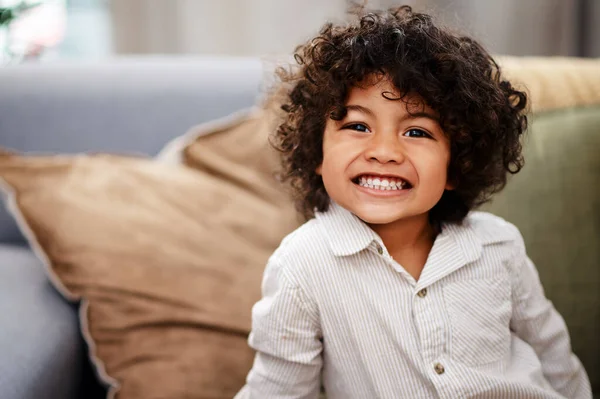 Uśmiech Jest Zaraźliwy Portret Uroczego Chłopca Relaksującego Się Bawiącego Domu — Zdjęcie stockowe