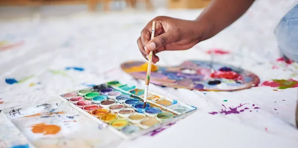 Audaz Colorido Una Mujer Irreconocible Usando Pincel Una Paleta Pintura — Foto de Stock