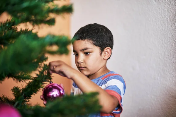 크리스마스 나무에 크리스마스 장식을 태평스럽고 — 스톡 사진