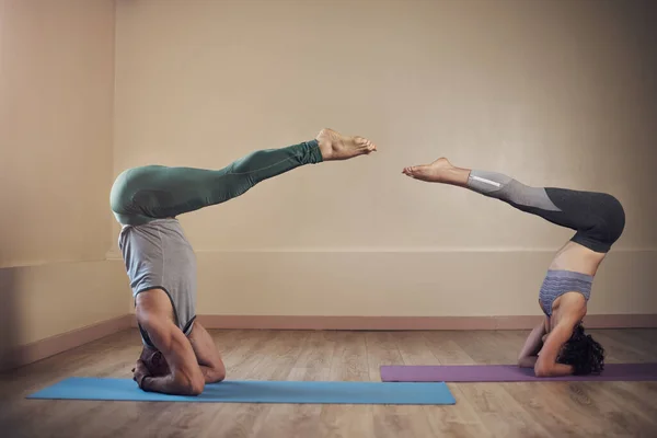 Geht Kontrolle Aufnahme Voller Länge Von Zwei Nicht Erkennbaren Yogis — Stockfoto