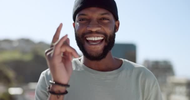 当一个黑人站在城外 脸上挂着笑容时 他的手 快乐的样子和一个黑人的签名 在一个城镇里与年轻男性做手势或签约的形象 自由和无忧无虑 — 图库视频影像