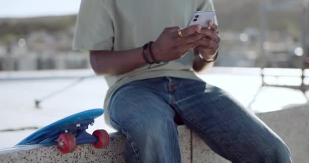 행복하고 남자와 사람의 인터넷 미디어를 사용하는 남성의 스케이트 시간에 모바일 — 비디오