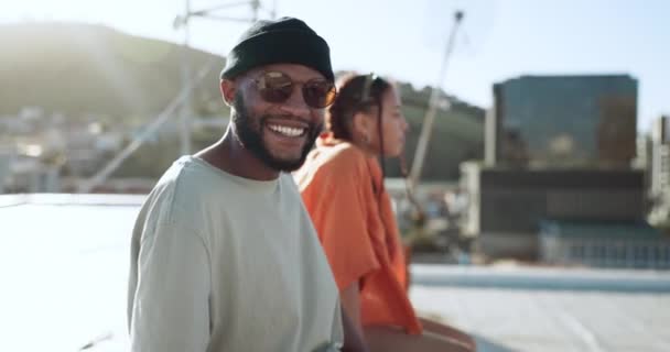 Casal Preto Sorriso Retrato Telhado Cidade Livre Ligação Diversidade Óculos — Vídeo de Stock