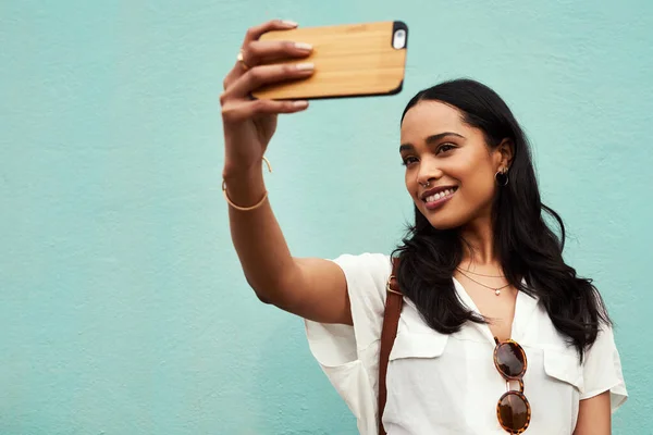 Poslední Selfie Proti Této Barevné Stěně Atraktivní Mladá Žena Stojící — Stock fotografie