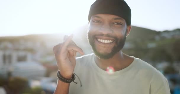 Černoch Portrét Říkat Ruku Ruce Městě Venku Dovolenou Dovolenou Nebo — Stock video