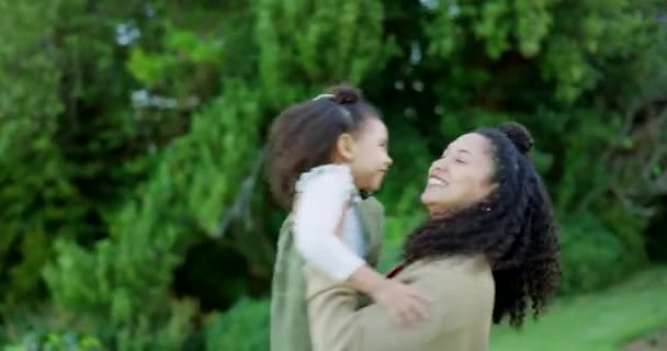 Feliz Divertida Chica Vinculándose Con Una Madre Niño Aire Libre — Vídeo de stock